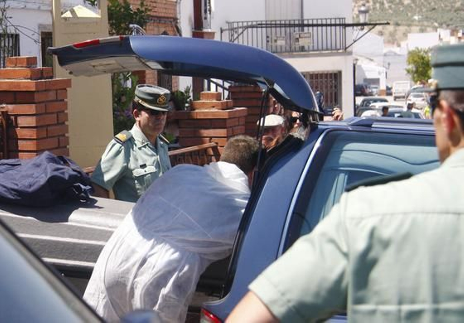 Momento en el que introducen el cadáver de Guadalupe Bermúdez en el coche fúnebre. 

Foto: B. Vargas / Efe