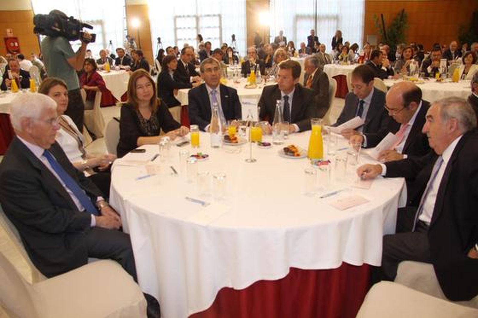 En la imagen josé luís Sánchez Domínguez,Isabel Aymerizh,Susana Radio,Antonio Sanchez,Fernando Ortega,Francisco José Barrionuevo,Federico Beltrán,Jose Antonio Molina, durante el Foro Joly Andalucía celebrado en Málaga con el ministro de Educación.

Foto: migue fernandez