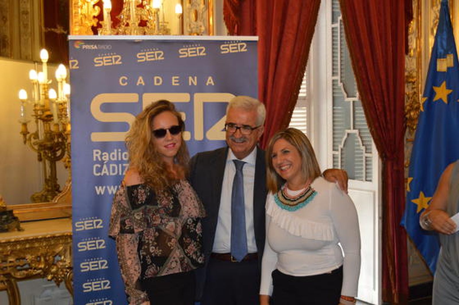 La cantante Coraluna con el vicepresidente de la Junta de Andalucía Manuel Jiménez Barrios y la presidenta de la Diputación Irene García.

Foto: Ignacio Casas de Ciria