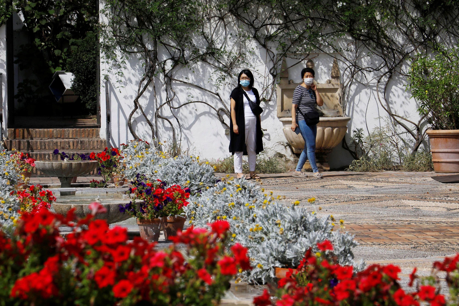 Unas visitantes en el Palacio de Viana, de Córdoba.