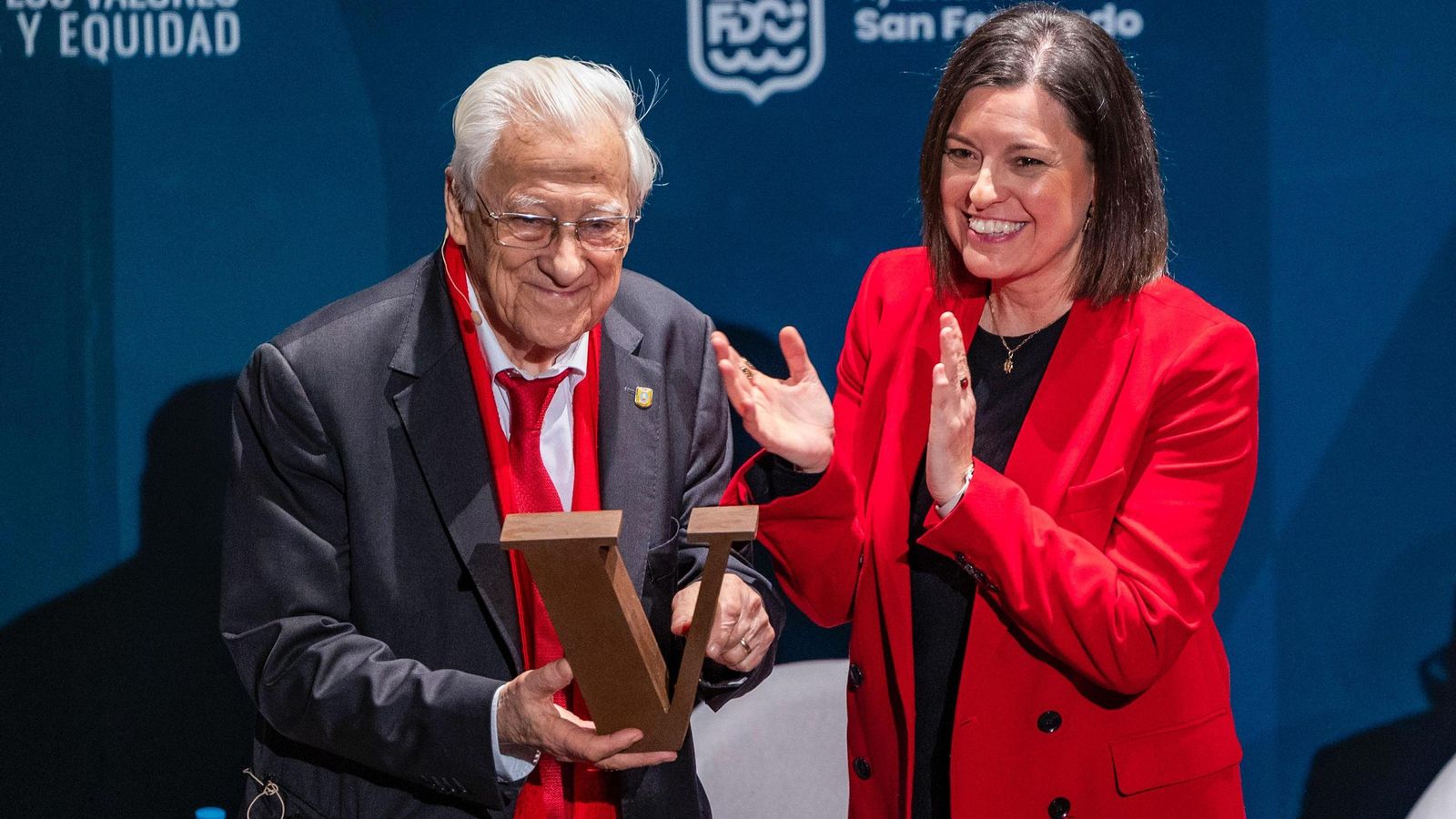El Padre Ángel recogió, en nombre de Mensajeros por la Paz, el Premio Especial al Voluntariado de manos de la alcaldesa, Patricia Cavada.