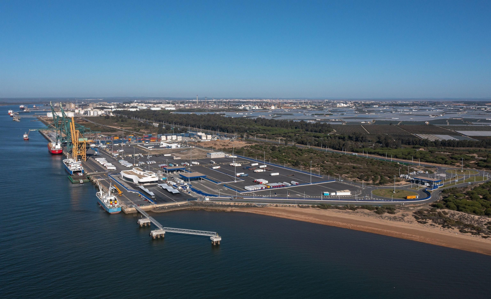 Vista área del Muelle Sur del Puerto de Huelva.