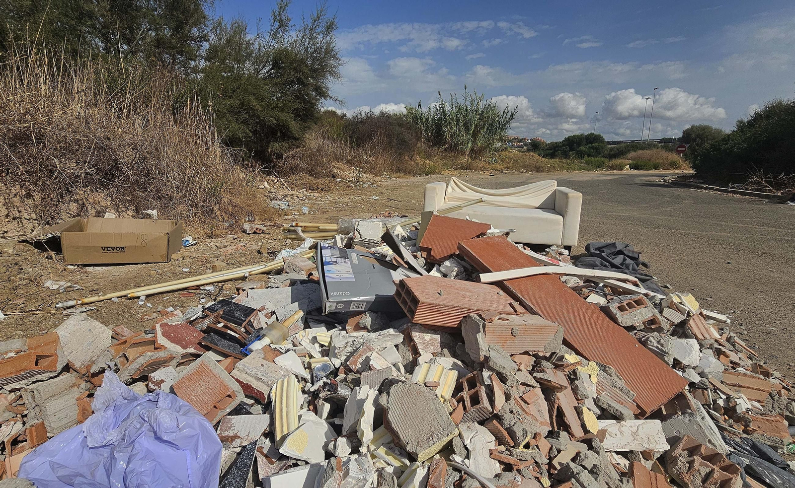 Las escombreras ilegales de Algeciras, en imágenes