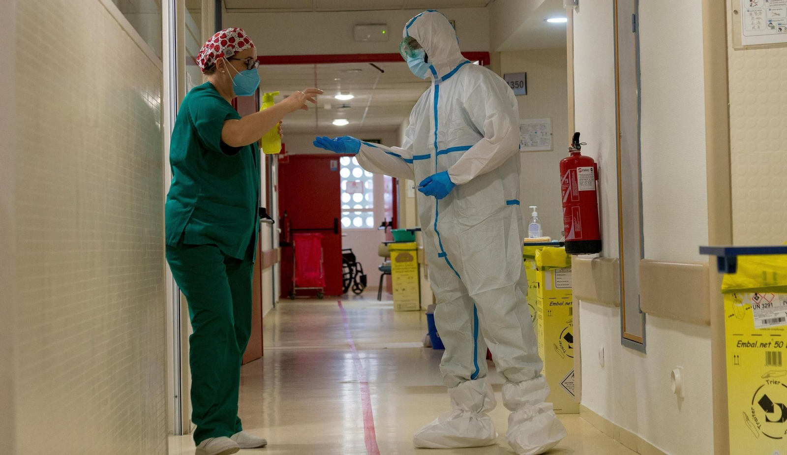Una enfermera  entrega medicación para un paciente covid del Reina Sofía.