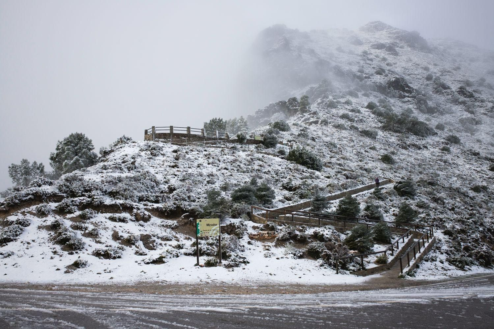 Imágenes de nieves en la Sierra de Cádiz este Martes Santo