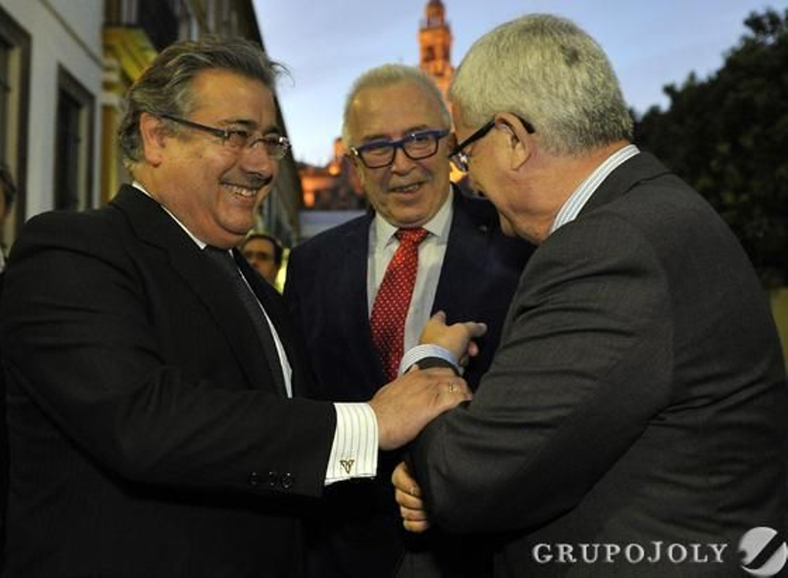 El alcalde de Sevilla, Juan Ignacio Zoido, bromea con los consejeros de Presidencia y de Economía, Manuel Jiménez Barrios y José Sánchez Maldonado, respectivamente.

Foto: Juan Carlos Vázquez / Manuel Gómez