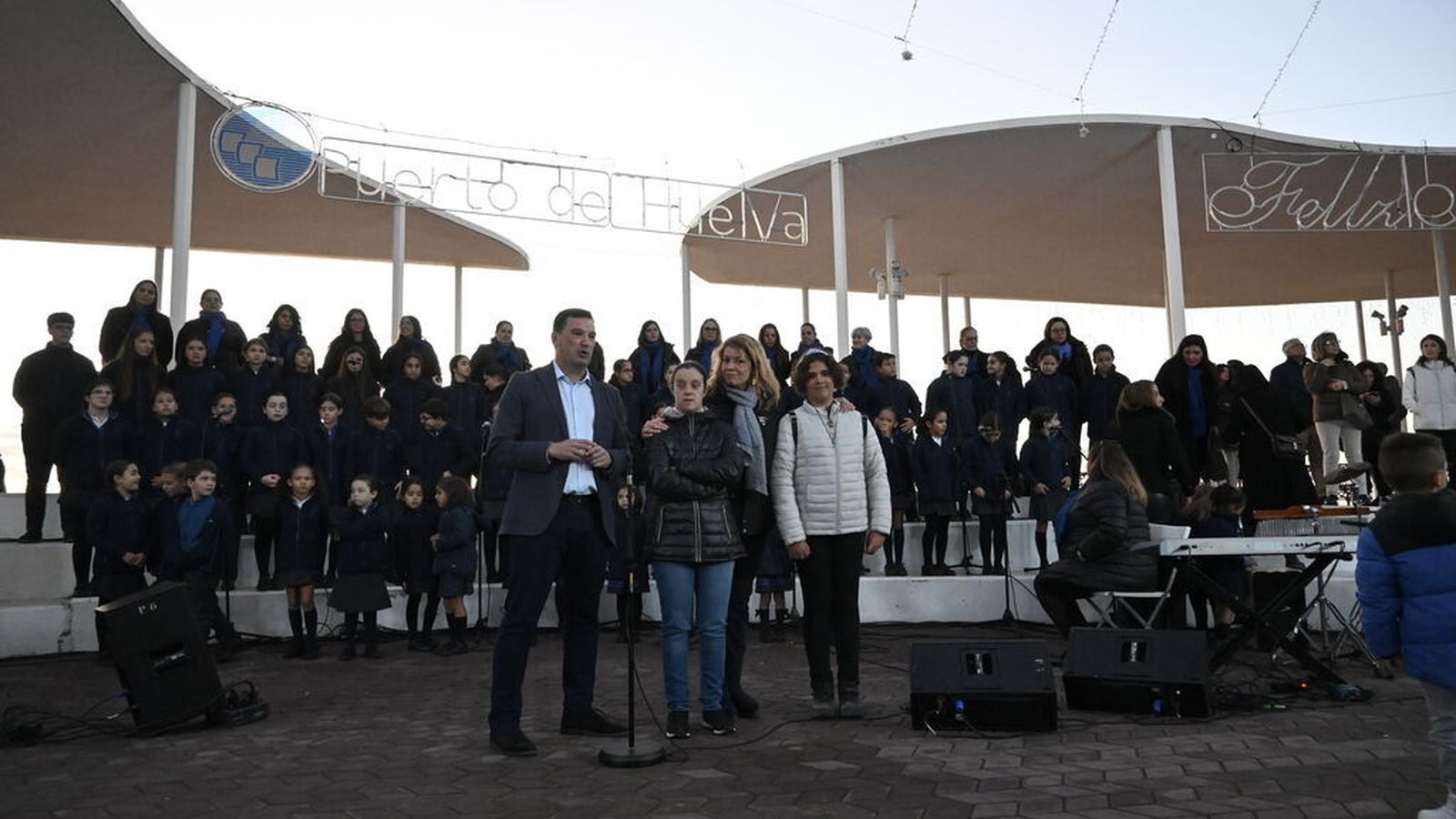 El presidente del Puerto y la alcaldesa de Huelva, en un momento del acto de inauguración del nuevo alumbrado.