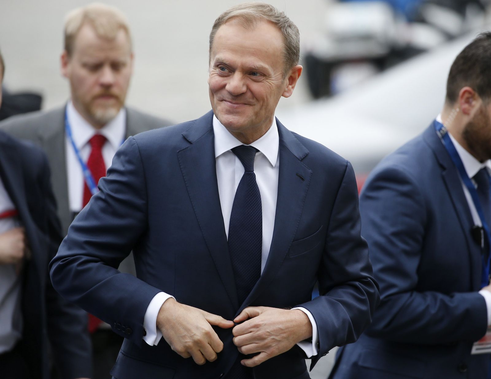 El reelegido como presidente del Consejo Europeo, Donald Tusk, en el centro de la imagen.