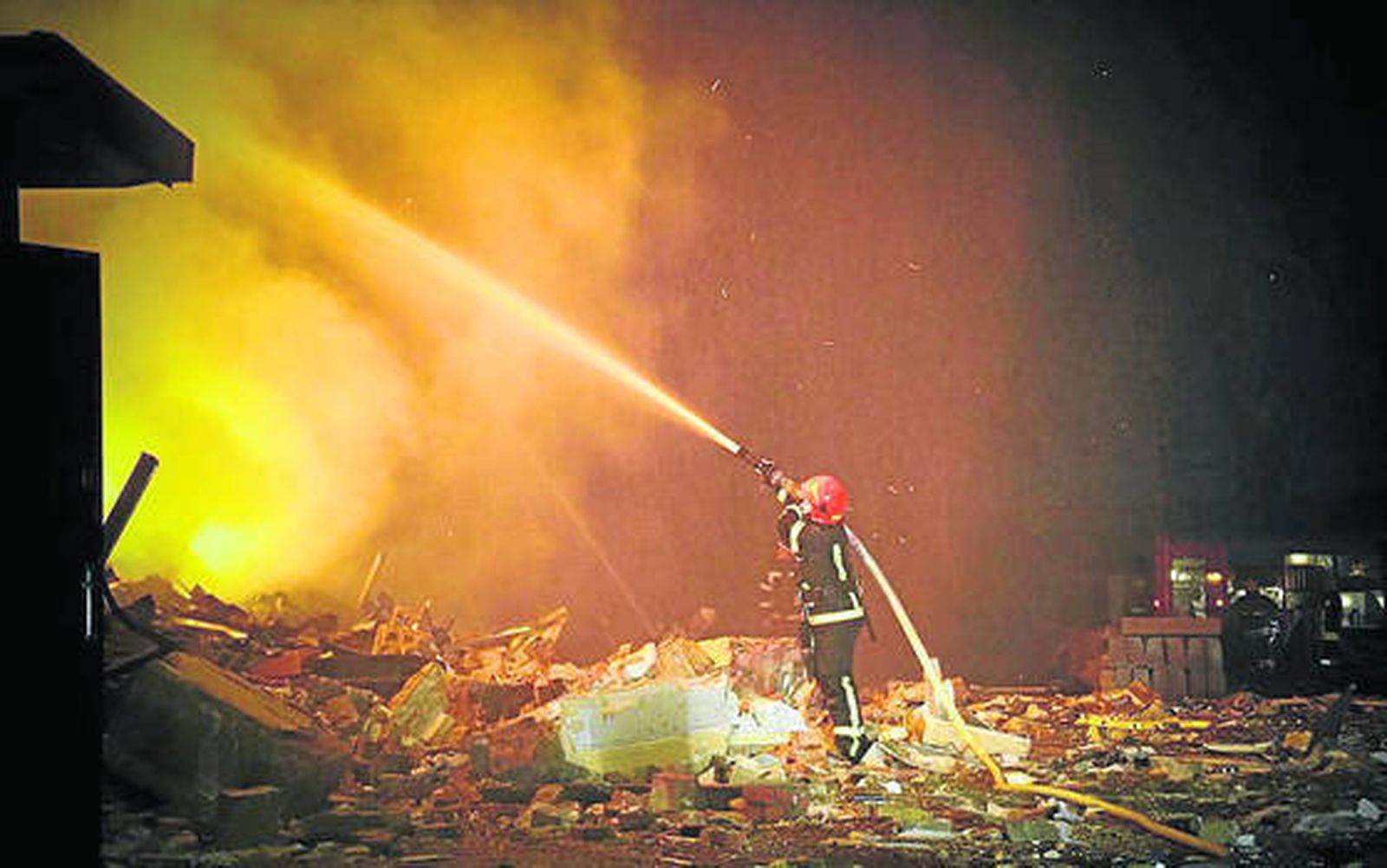 Un bombero trabaja en la extinción de un incendio provocado por un ataque de dron en Khmelnytsky.