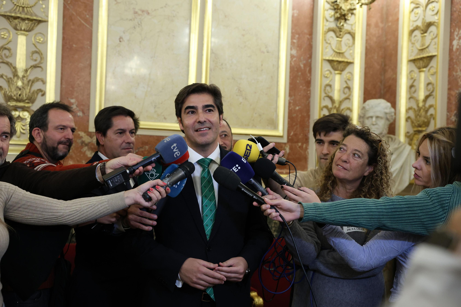 Ángel Haro atiende a los medios en la visita al Congreso de los Diputados.