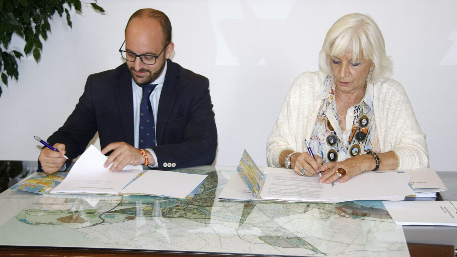 El momento de la firma del convenio en Alcaldía.