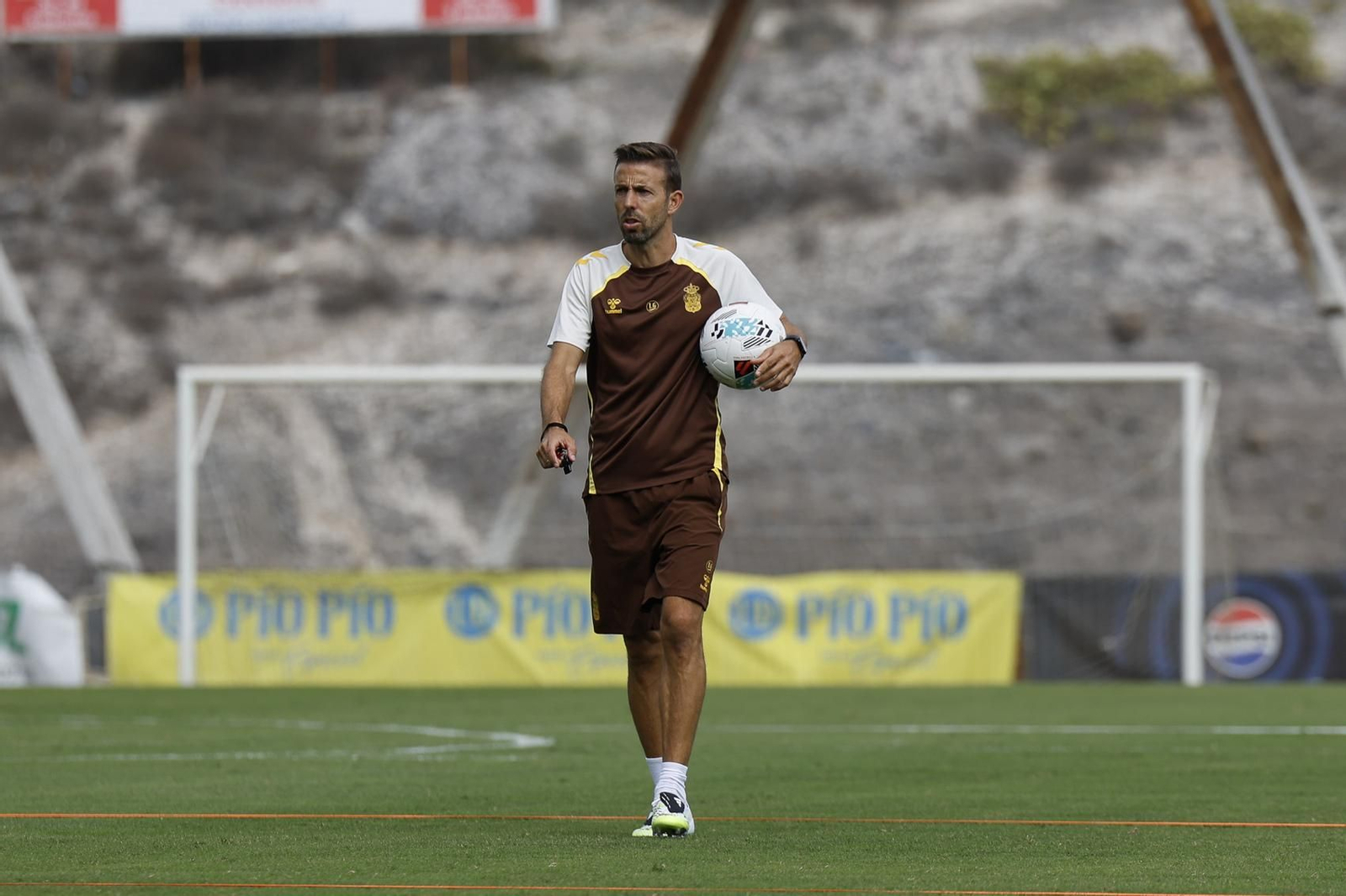 Luis García dirigiendo un entrenamiento de su equipo