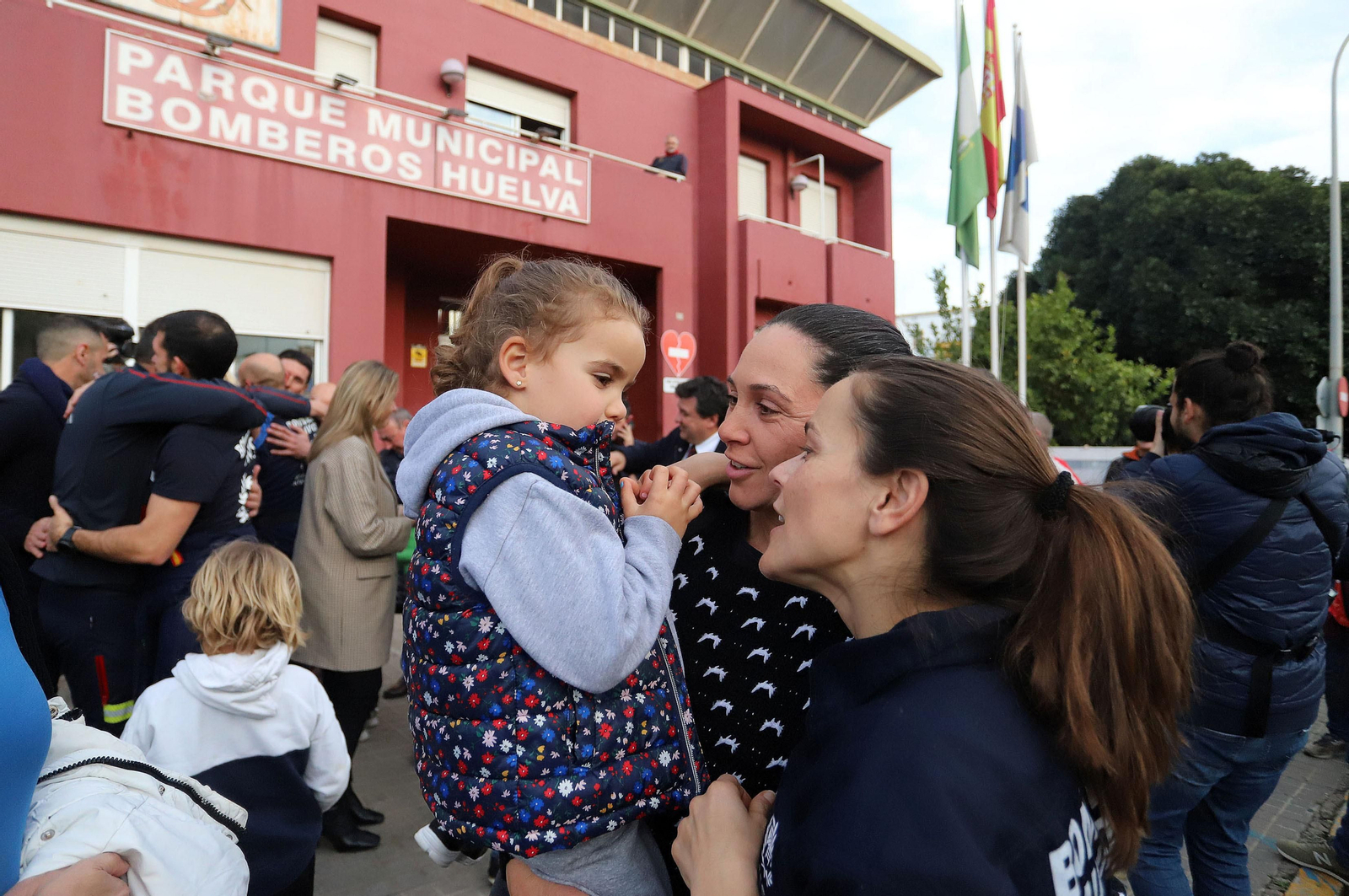Imágenes del emotivo regreso de los Bomberos de Huelva tras sus labores de rescate en Turquía