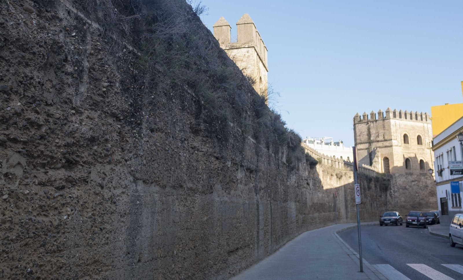 El lienzo de muralla de la Macarena con la Torre Blanca al fondo para la que Adepa pide la apertura.