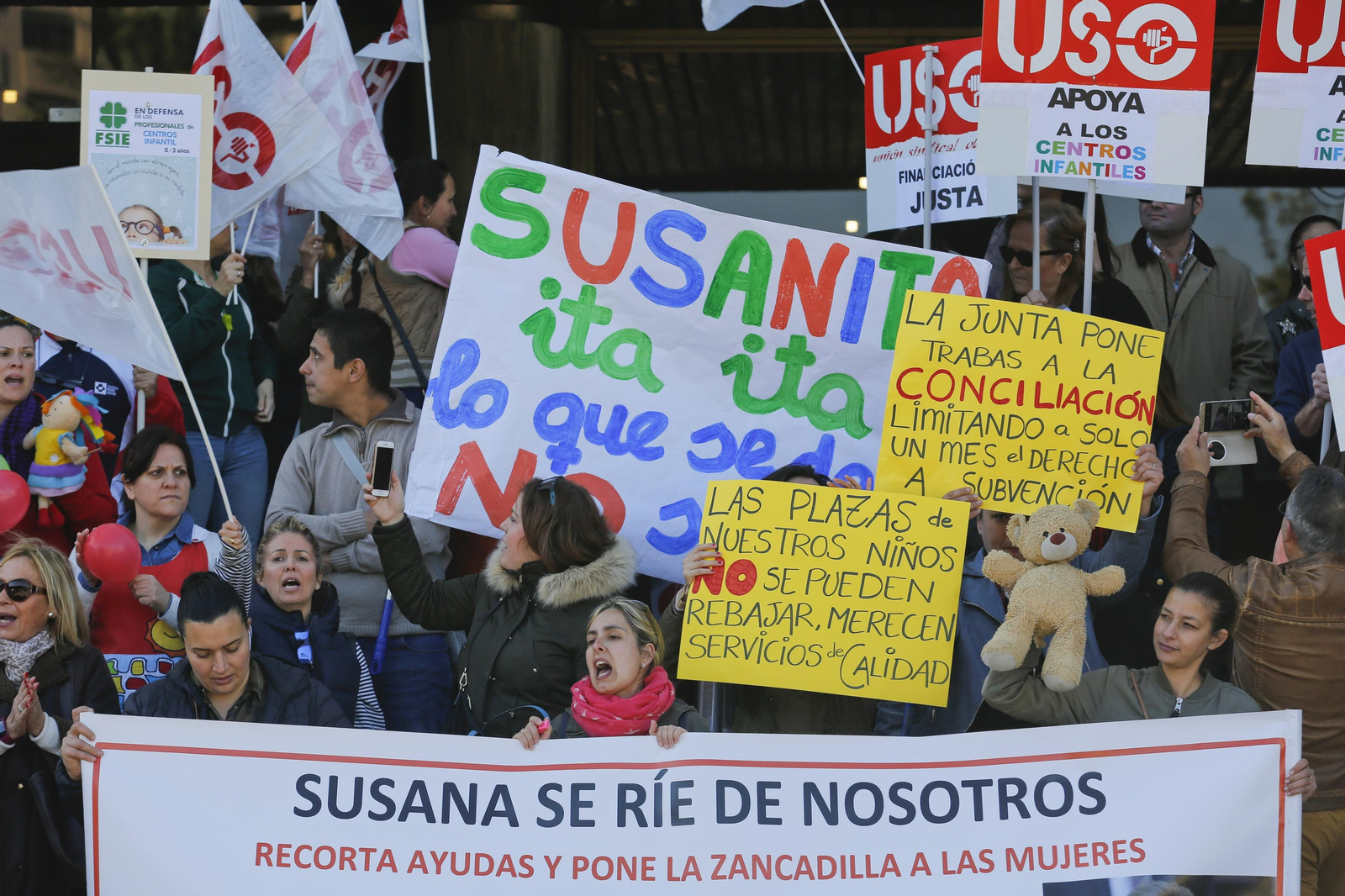 Protesta, ayer, ante la sede de Educación.