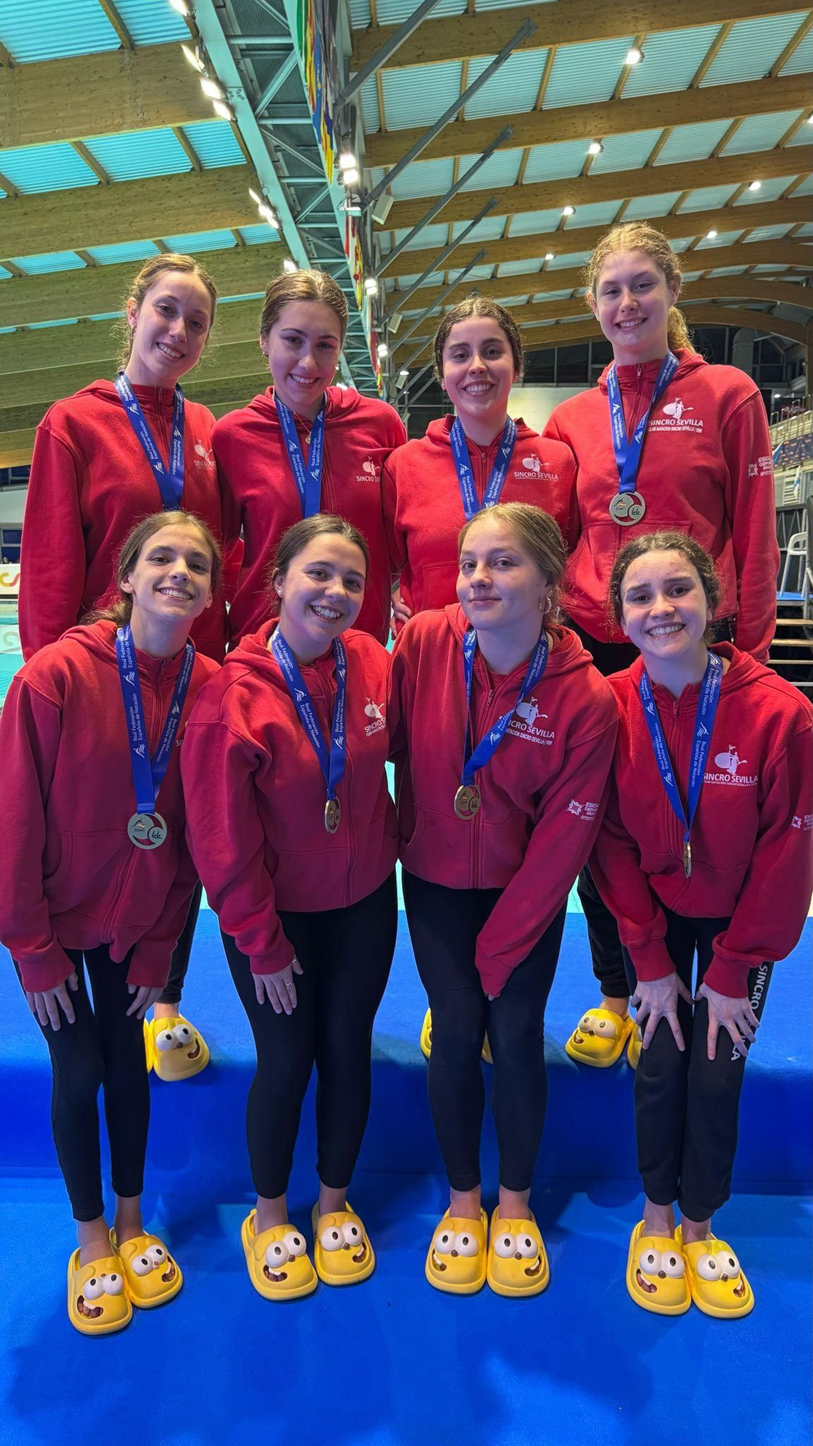 El equipo acrobático júnior del Sincro Sevilla, campeón de España.