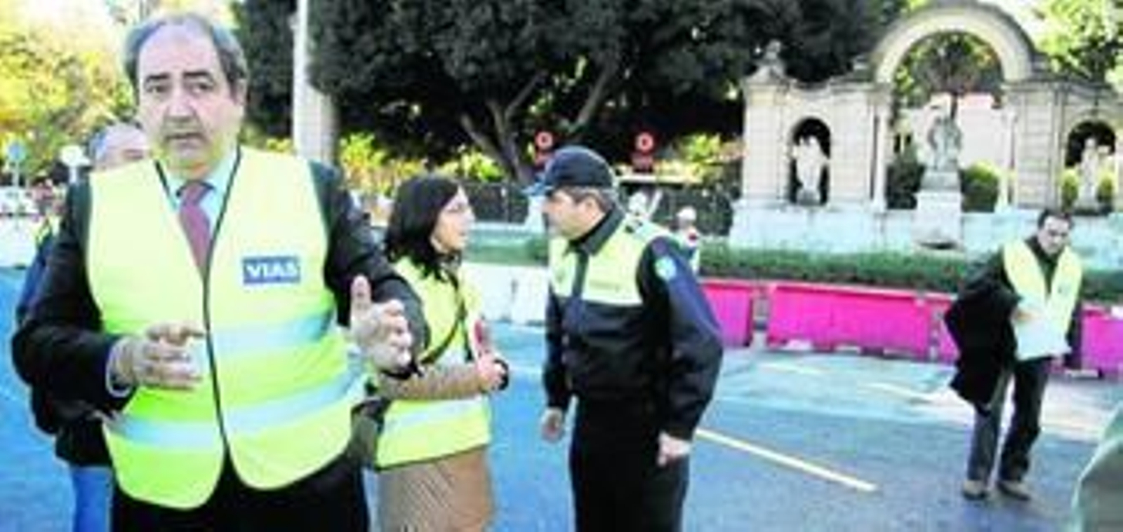 El delegado de Movilidad, Francisco Fernández, durante la visita ayer a la Glorieta de San Diego.