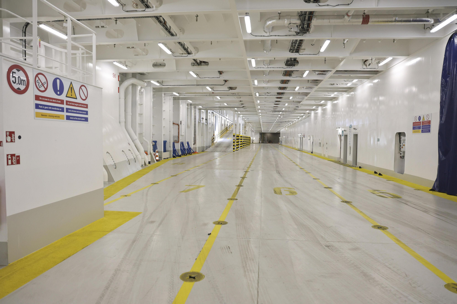 Así es el nuevo ferry ‘Rusadir’ que ha presentado Baleària en el puerto de Málaga.