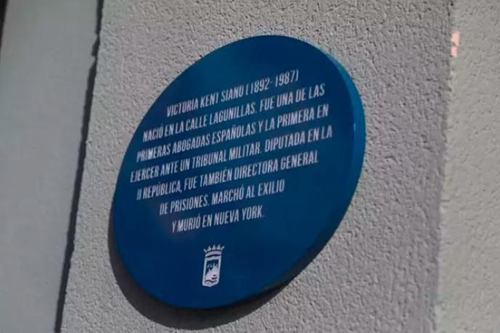 La placa que recuerda en Málaga dónde nació Victoria Kent.