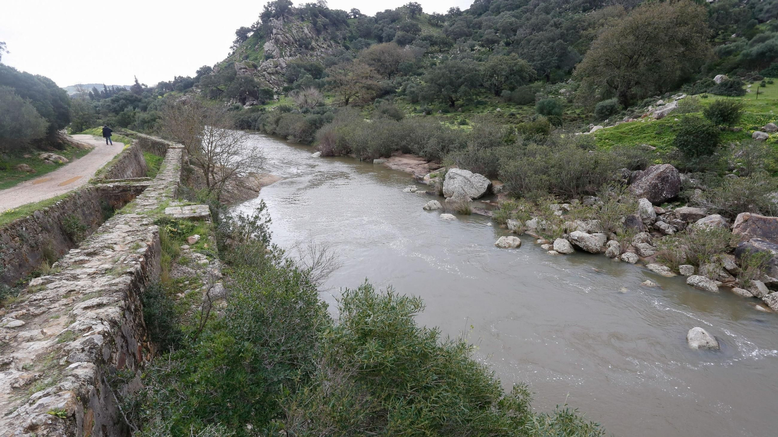 El cauce del río Hozgarganta tras las últimas lluvias.