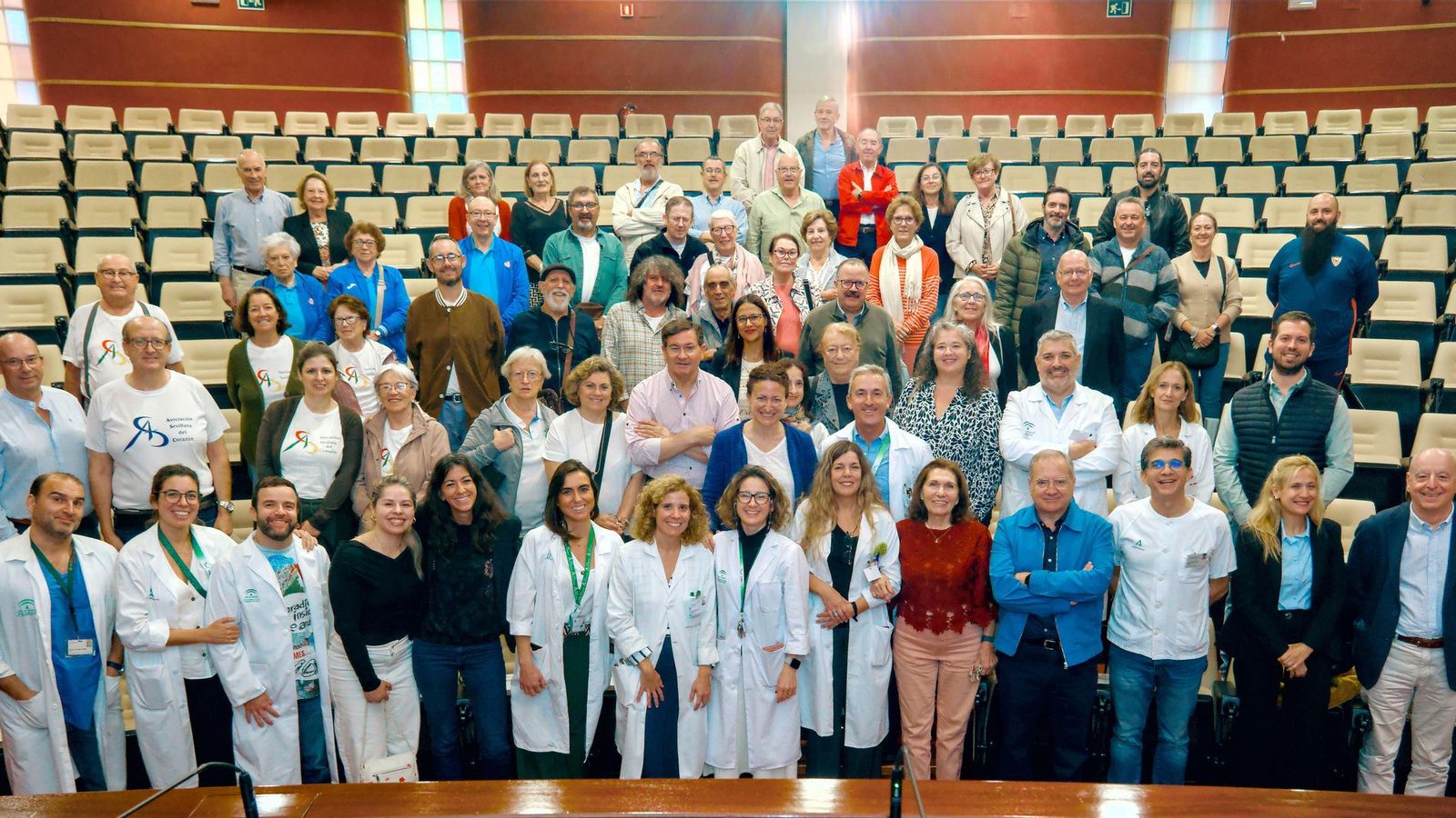 Foto de familia de los participantes en la jornada por el 20 aniversario de la unidad de Rehabilitacion Cardíaca.