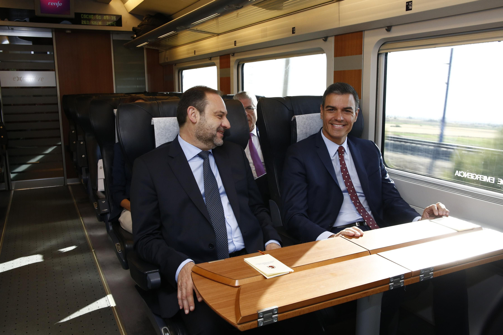 Ábalos y Sánchez en el viaje inaugural del AVE.