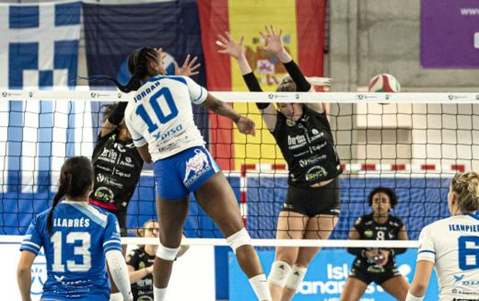 Un remate de Jordan ante el intento de bloque del Cajasol.