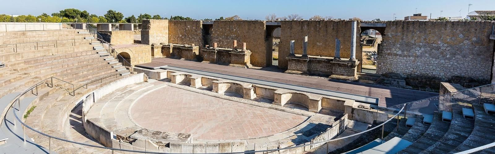 El teatro se situa escasos metros del conjunto arqueológico de Itálica, fue construido en la época de Augusto y restaurado en 2014.