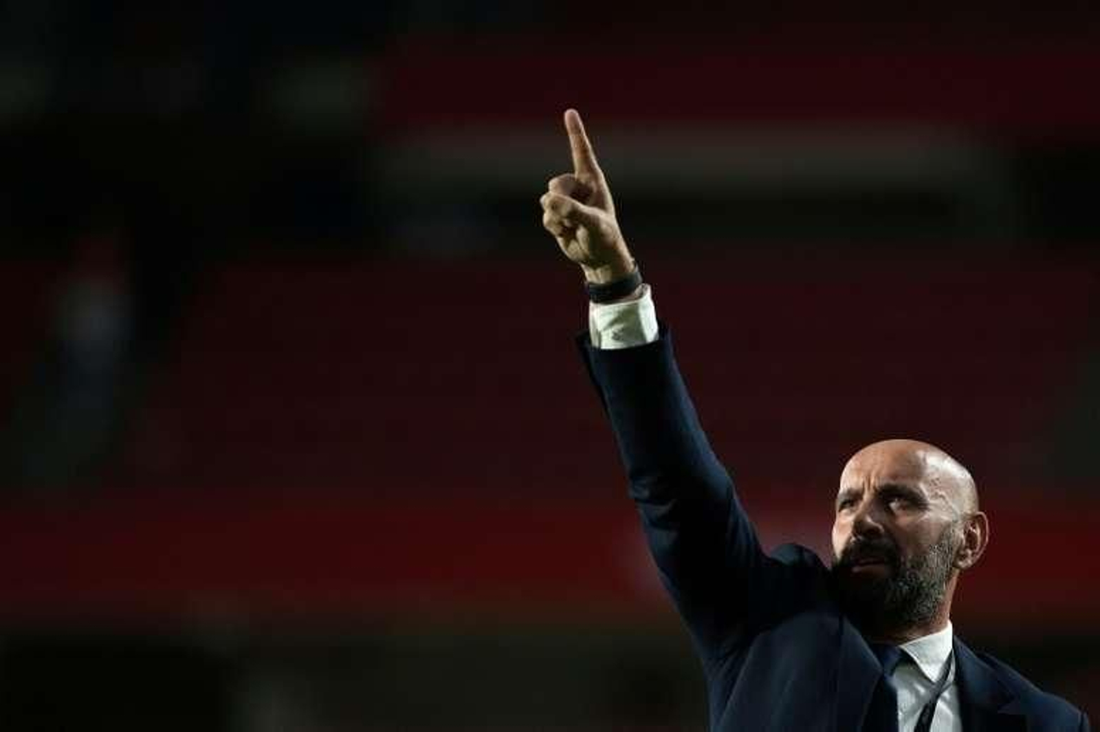Monchi señala a la grada durante un partido.