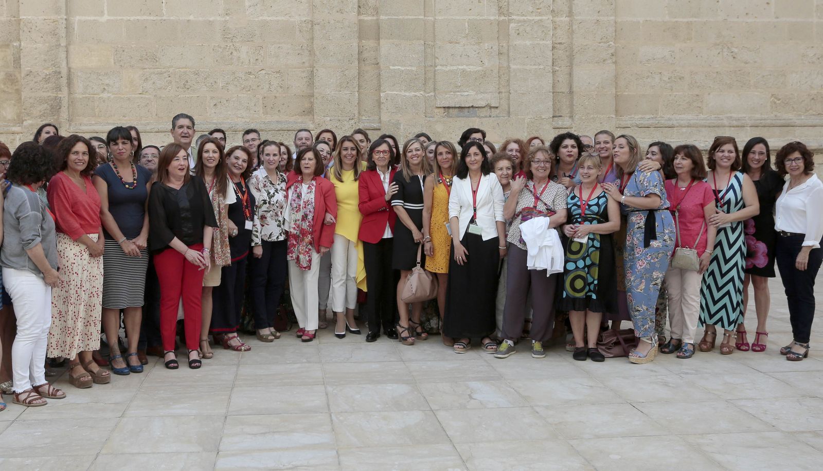 Susana Díaz, consejeras y parlamentarias celebraron con representantes de asociaciones de mujeres la aprobación de la nueva ley de violencia de género.
