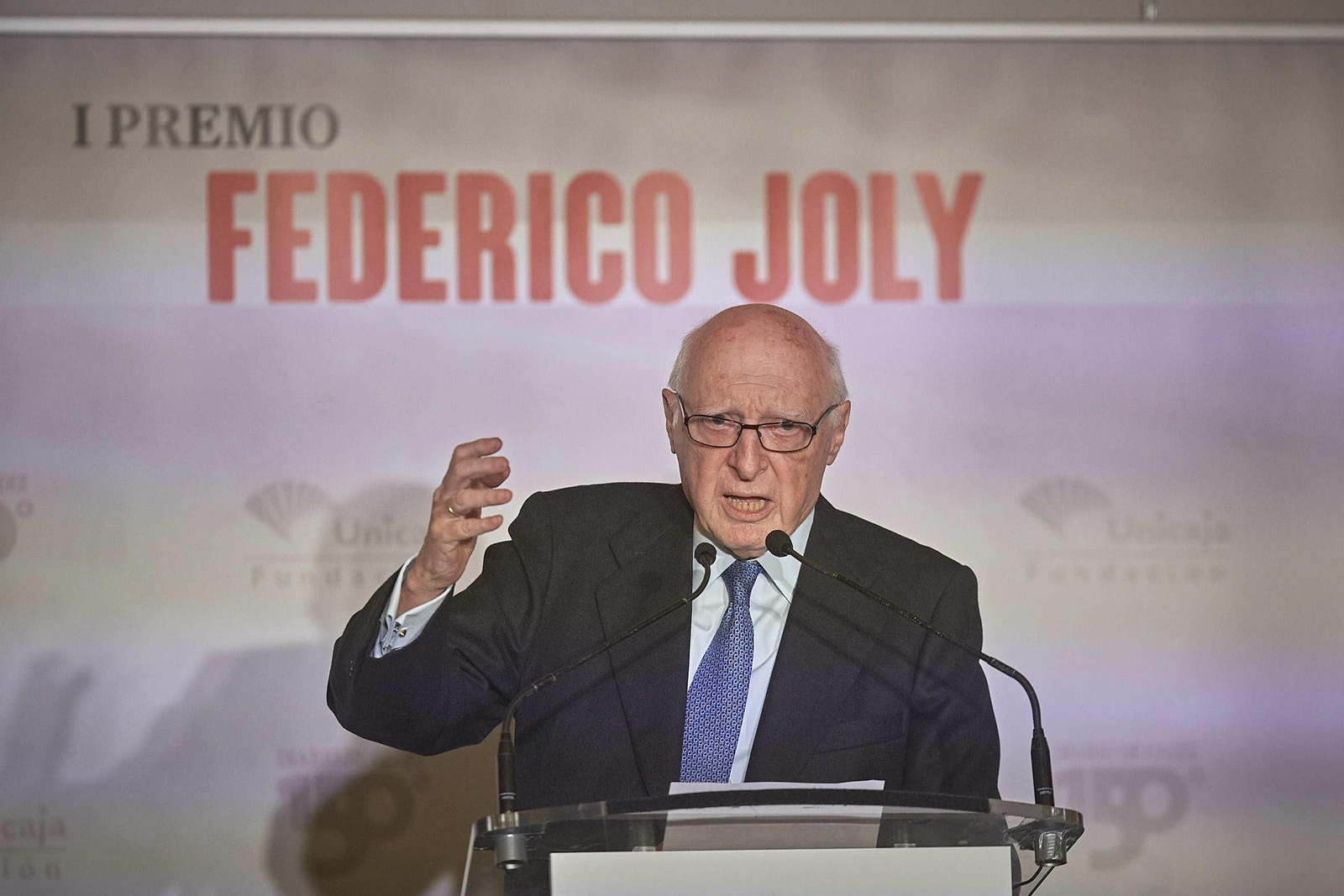 El presidente del jurado, José Pedro Pérez-Llorca, glosó los méritos de la premiada, Anne Hidalgo.