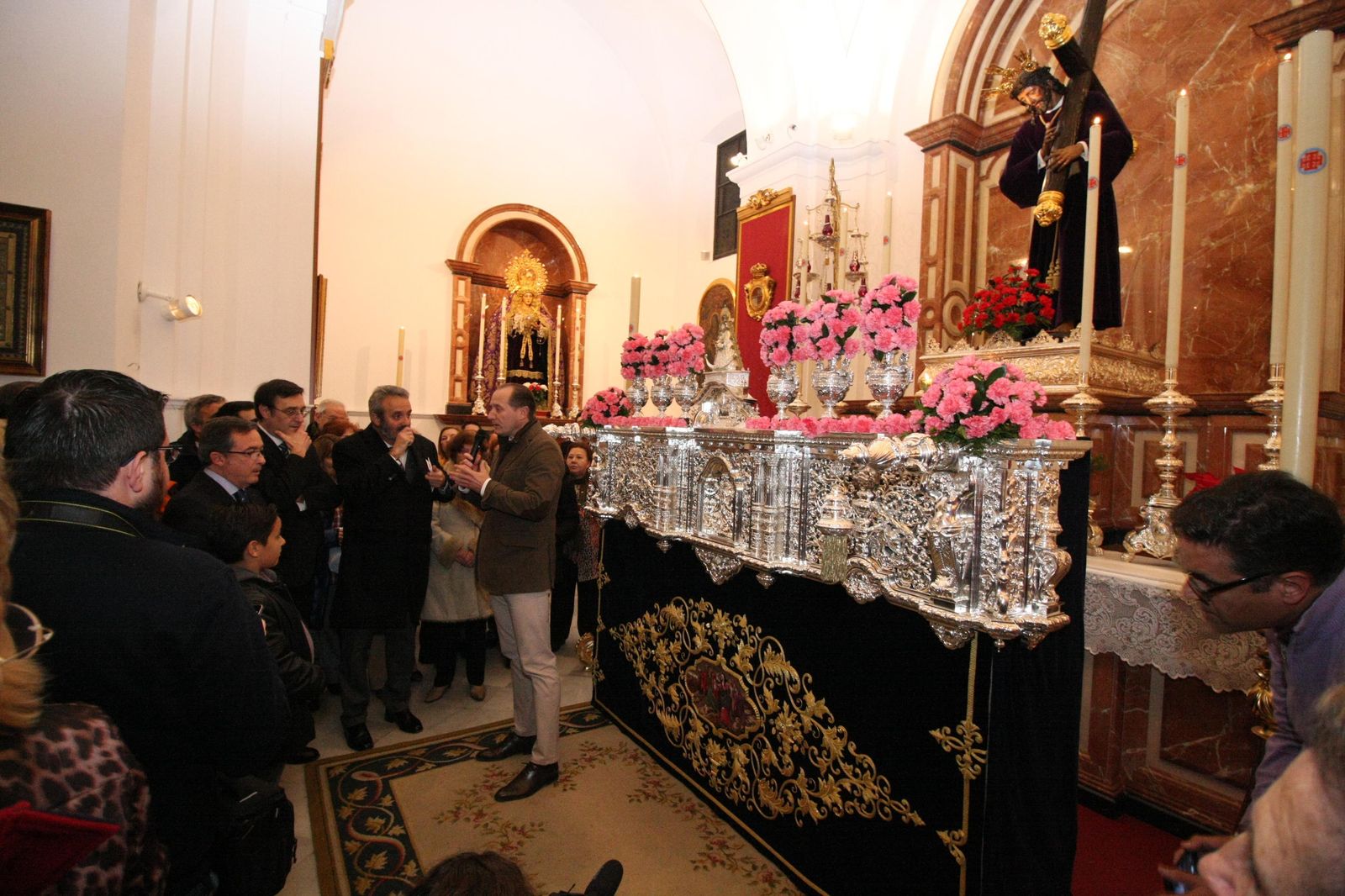 Los faldones se presentaron a los pies del Nazareno, ante la atenta mirada de la Amargura, en su hornacina.