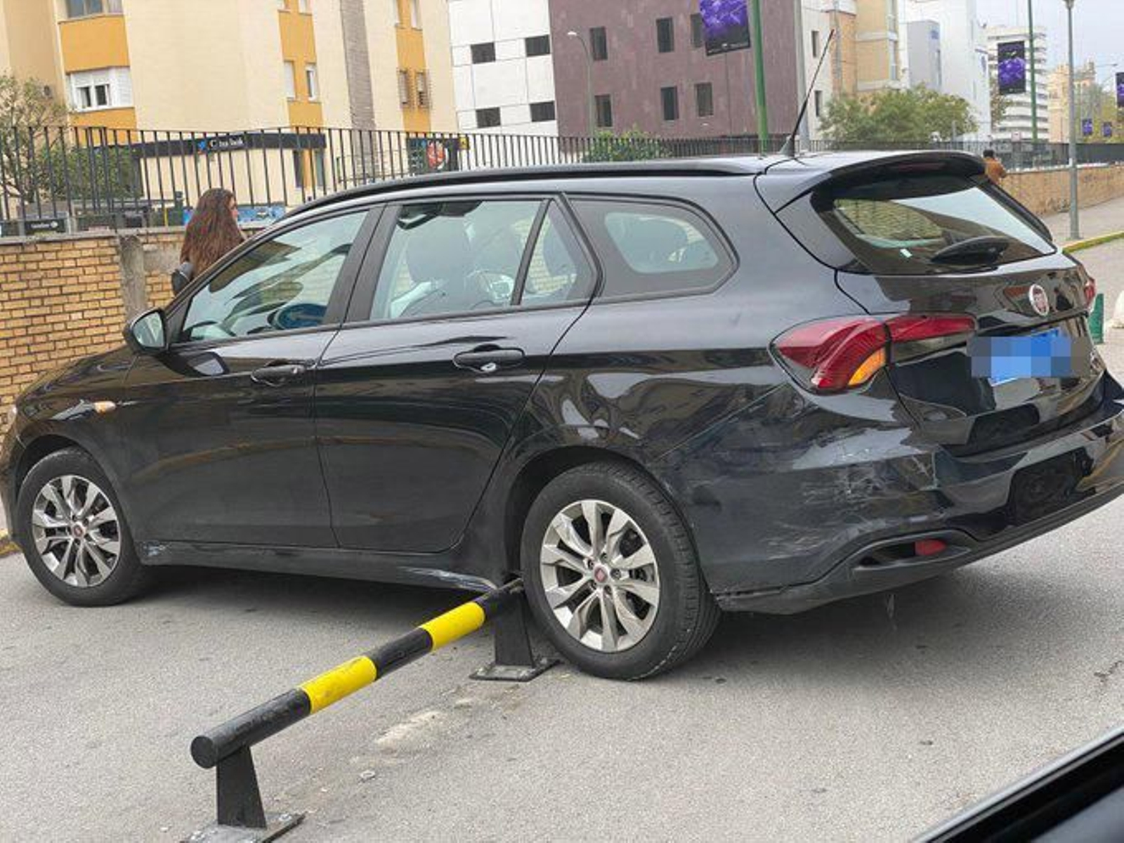El estado en el que ha quedado el VTC atravesado en el carril.