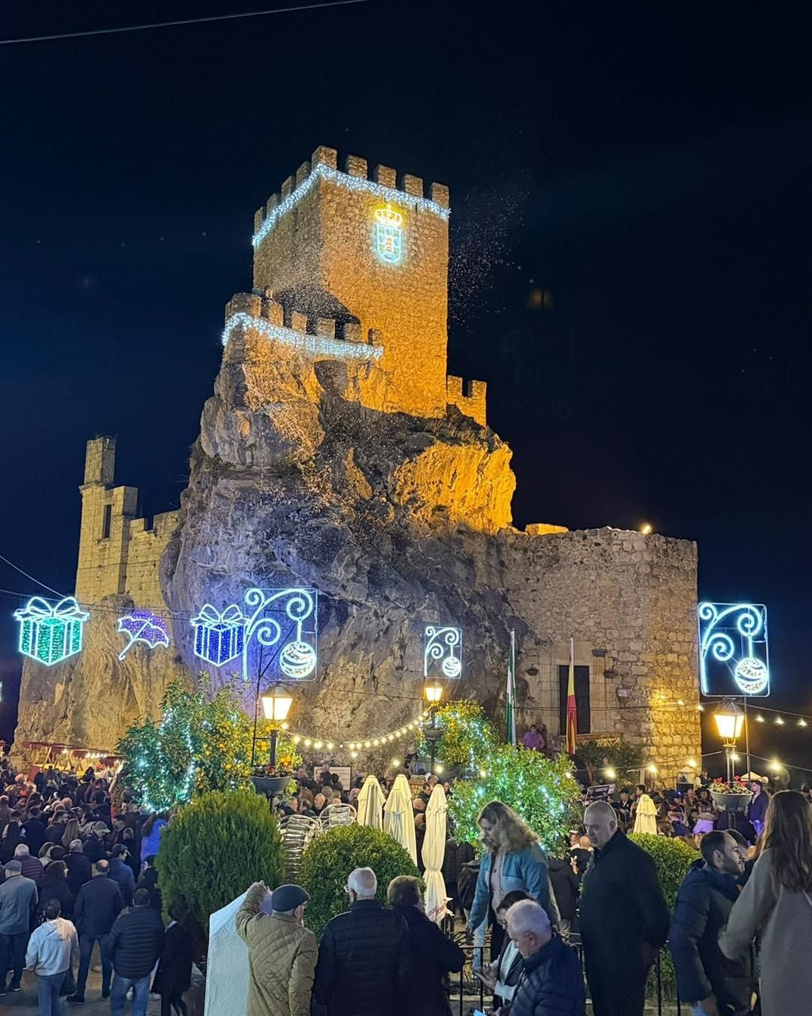Castillo de Zuheros iluminado por Navidad