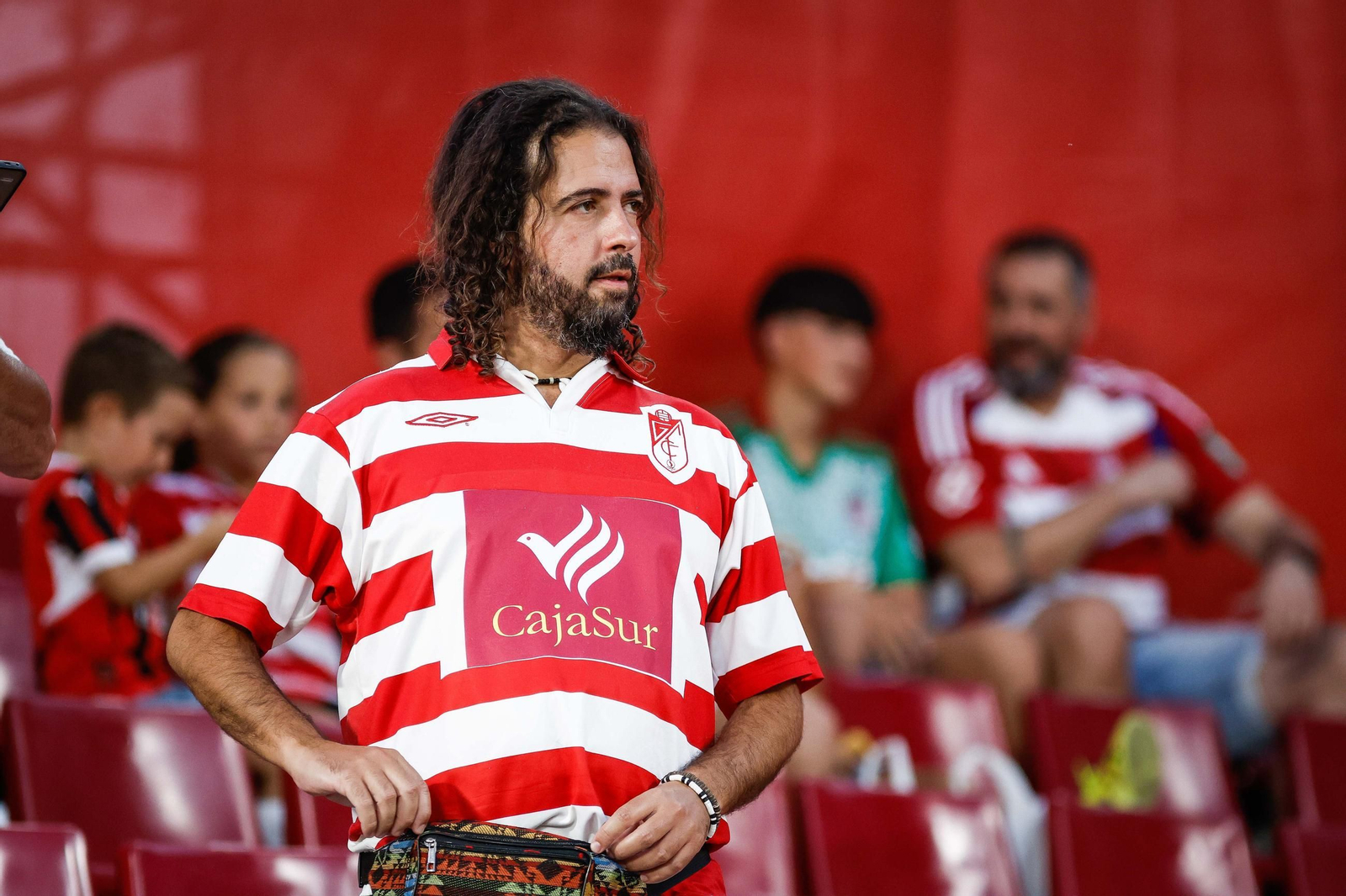 Encuéntrate en la grada de Los Cármenes y en el recibimiento al Granada CF