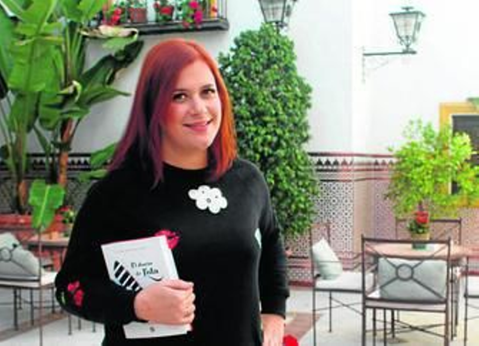 1. Imagen de la autora con su libro. Ilustraciones. La encargada de realizarlas fue Montse Martín.