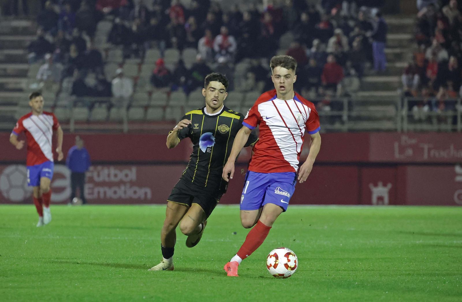 Zequi persigue a Neco Celorio en el pasado Algeciras-Intercity.