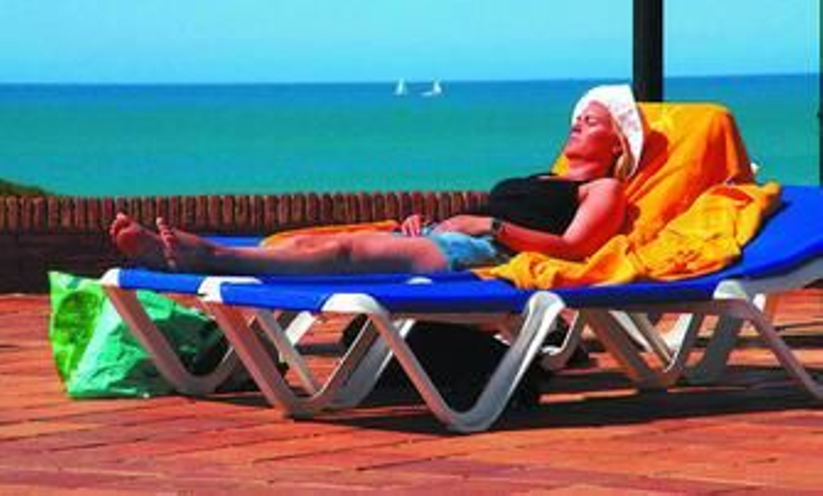 Una turista toma el sol en la piscina de uno de los hoteles de Chiclana.
