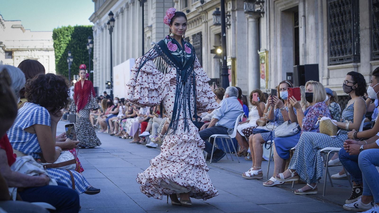 Uno de los diseños que pudieron verse en los desfiles de moda flamenca de la Avenida de la Constitución.