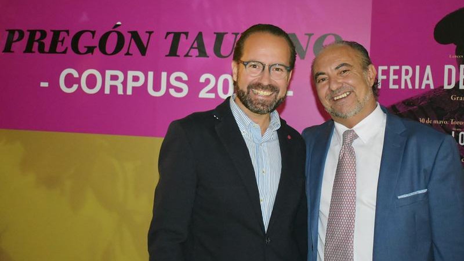Francisco Ledesma junto a Juan Belmonte Luque, responsable de los informativos taurinos de Canal Sur.