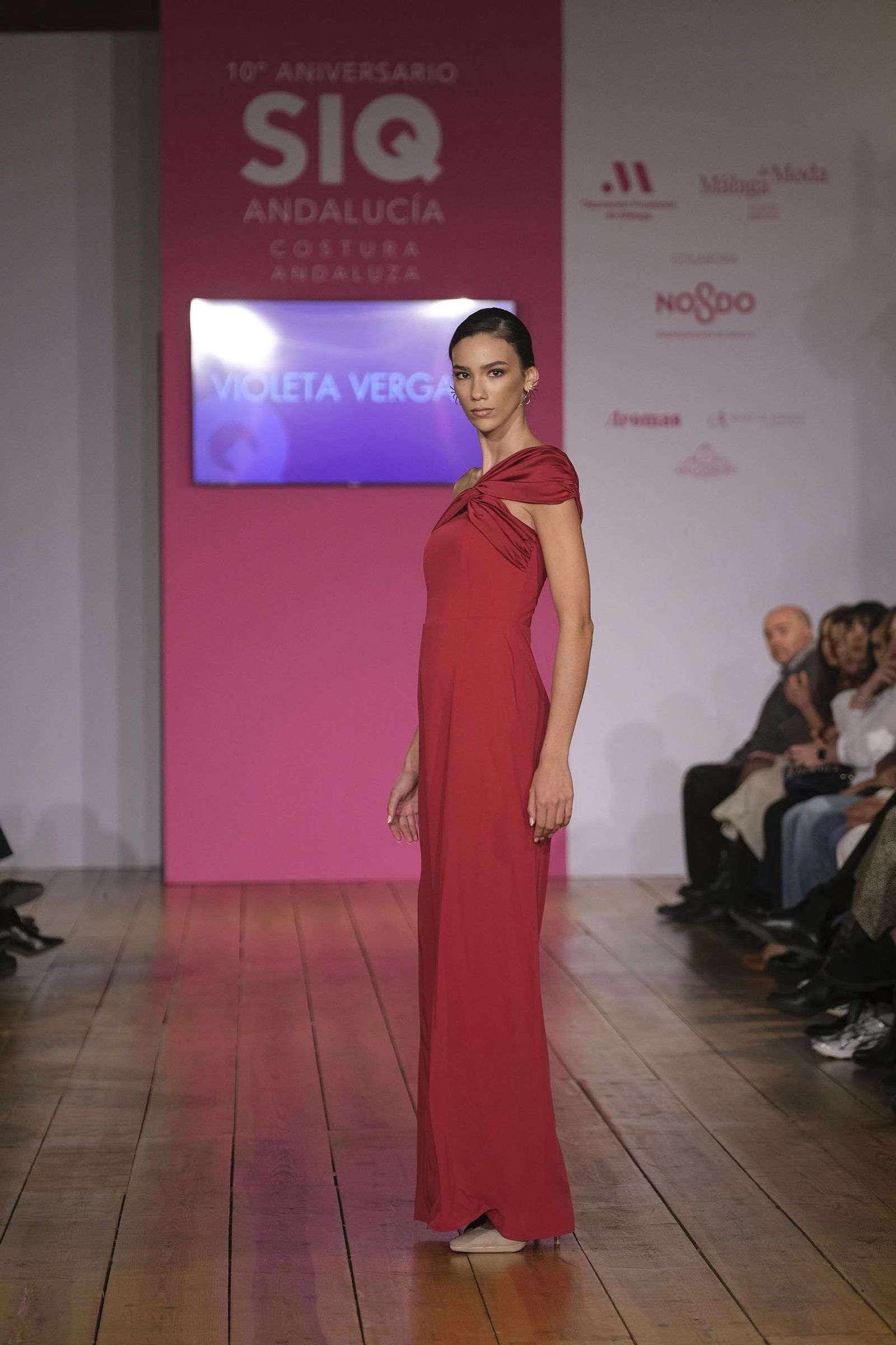 Sobriedad y minimalismo en las invitadas de Violeta Vergara