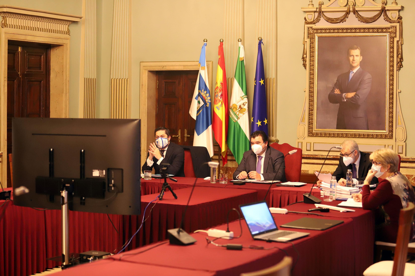 Imágenes del pleno del Ayuntamiento de Huelva celebrado de manera virtual