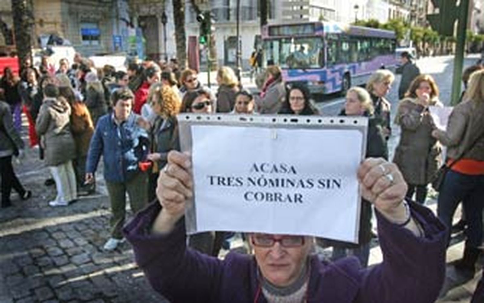 La plantilla del autobús urbano pospone su huelga parcial al martes