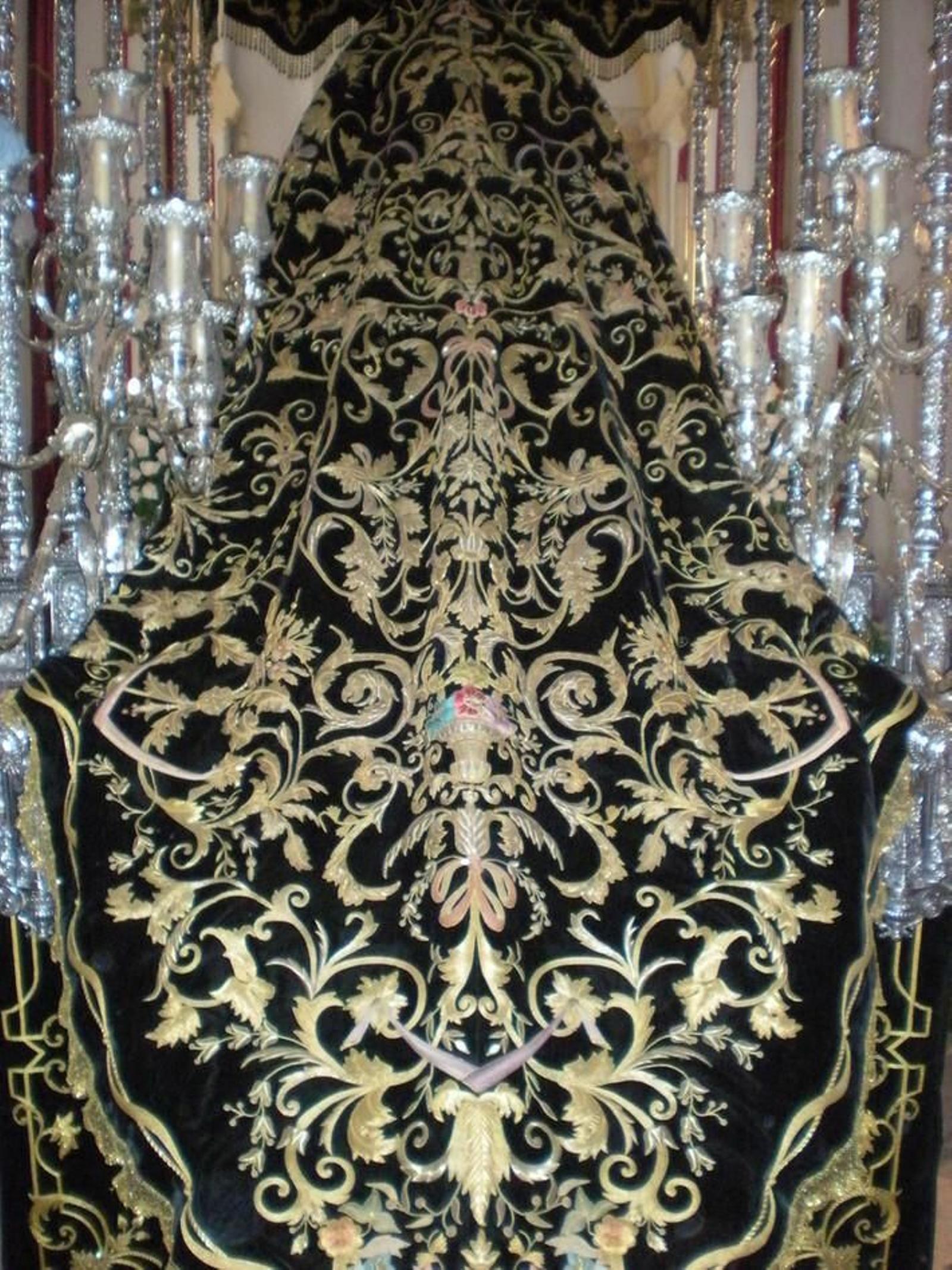 Aspecto actual del manto de la Soledad de Cantillana, precedente inmediato del "camaronero" de la Macarena.