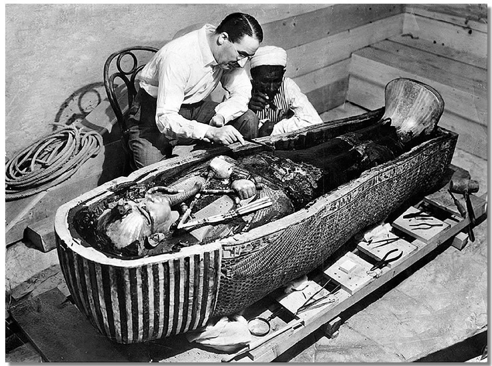 Howard Carter, en los trabajos de limpieza de los ungüentos pegados a un ataúd de la tumba de Tutankhamón.