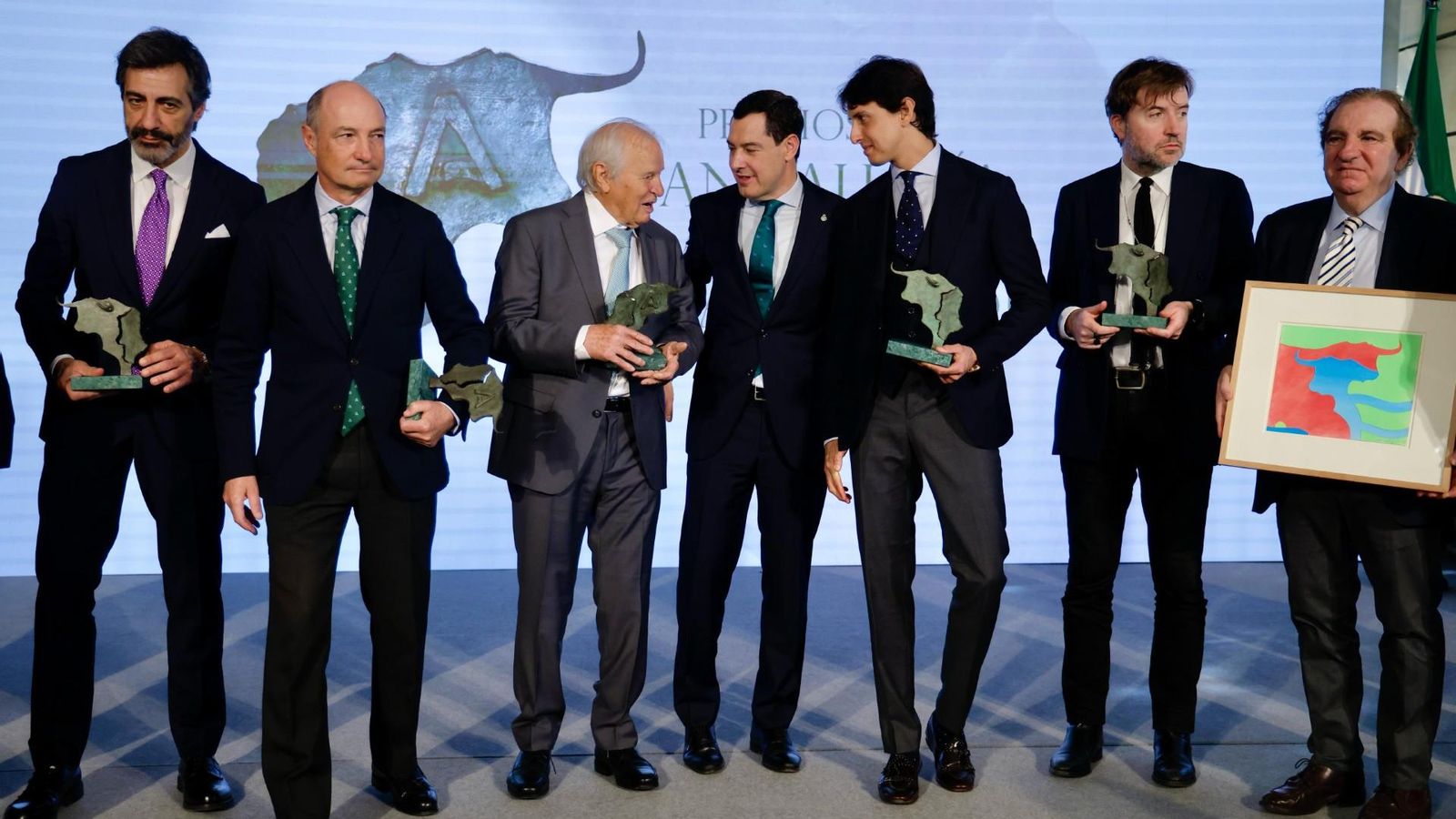 Foto de grupo de los galardonados con los II Premios Andalucía de Tauromaquia.
