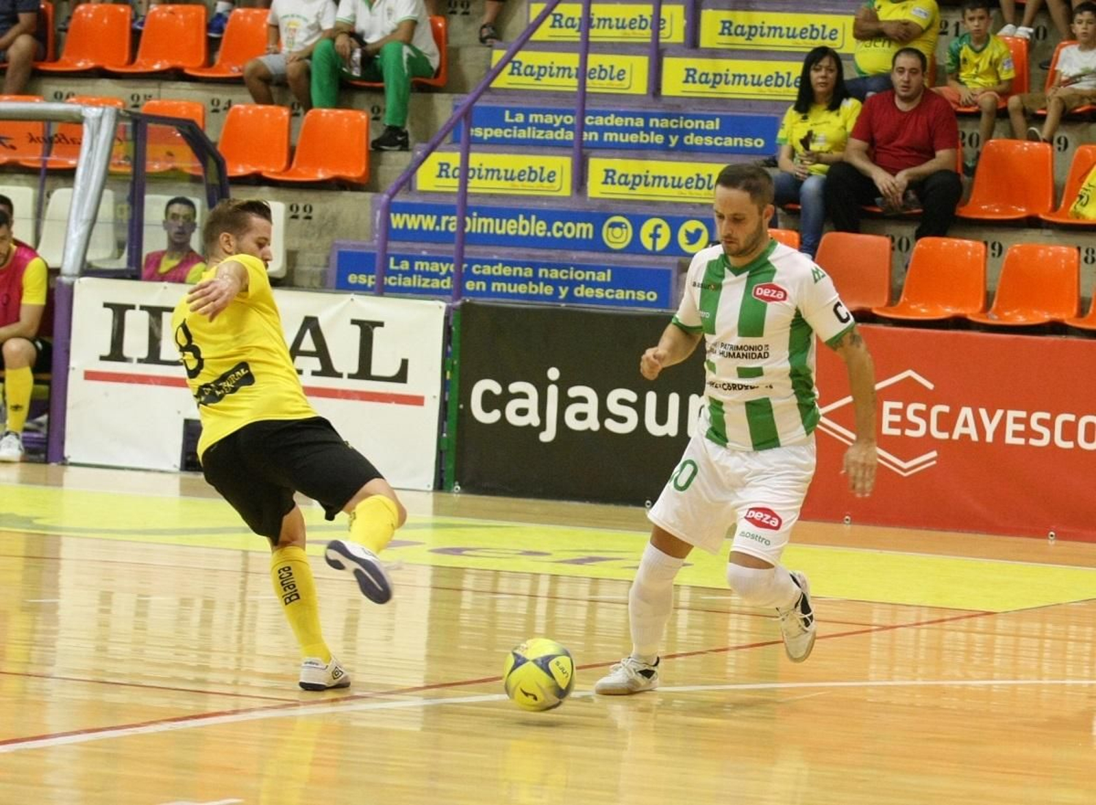 El blanquiverde Manu Leal intenta sortear la marca de un jugador del Jaén Paraíso Interior.