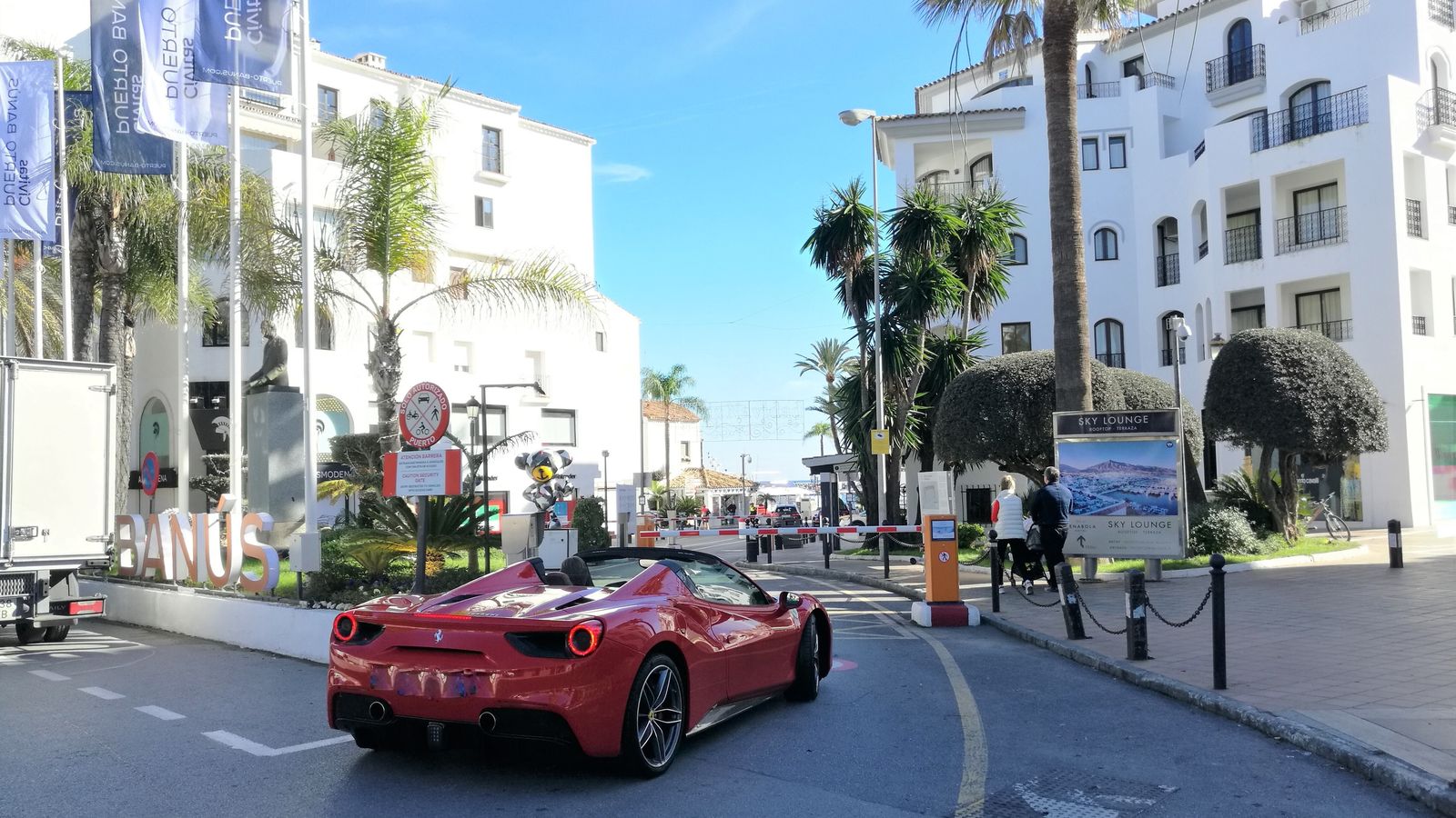 Un coche de alta gama accediendo al lujoso Puerto Banús.