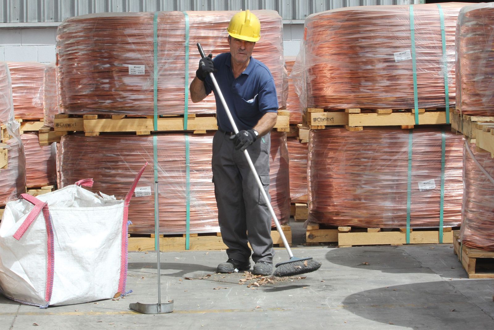 Un operario realiza labores de limpieza en las instalaciones de Cunext.