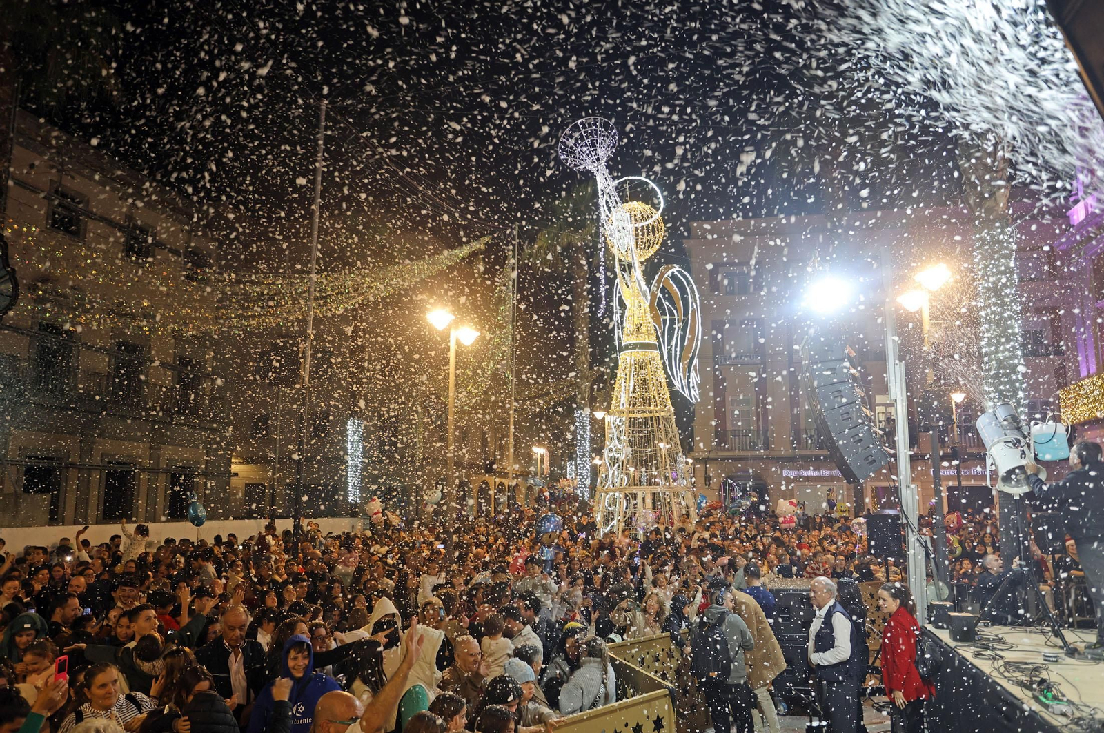 Imágenes de la nevada y alumbrado navideño en Huelva